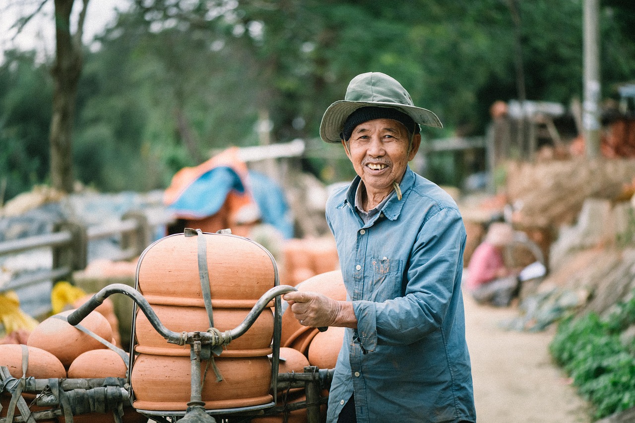 pottery, man, delivery, hoi an, craftsman